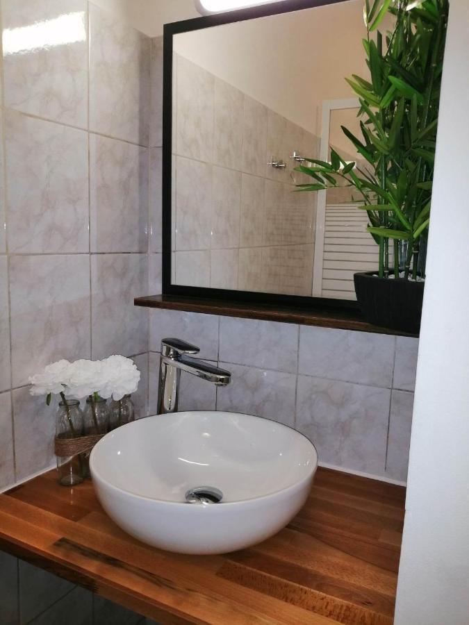 Alicia Appartement Camélas Buitenkant foto